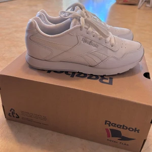 Sneakers - Äkta reebok storlek 36.5  Använda endast 3 gånger 