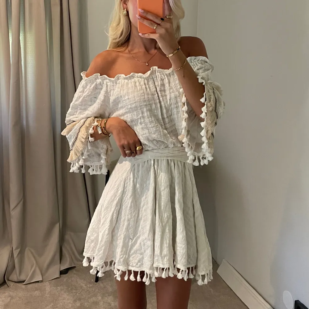 Säljer denna såå snygga vita off-shoulder klänning med finaste tyget och detaljerna. Den är från en Australiensk butik och går inte att köpa längre! Storlek M men den har resår och knyten så går att anpassa till många olika storlekar. Topp skick!💘. Mekot.