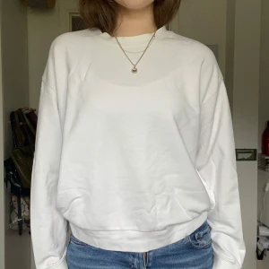 Vit sweatshirt bomull  - Långärmad sweatshirt från weekday i bomull