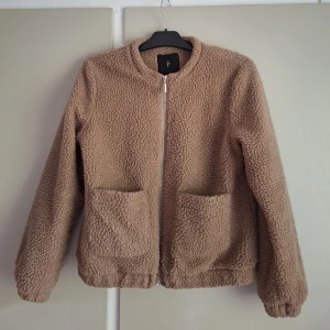 Bomberjacka fleece - Bomberjacka fleece, beige. Fins skick. Nypris 699:- 