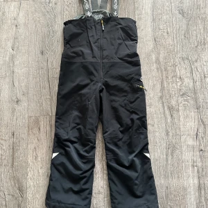 Vinterbyxor Gneis - Bästa termobyxorna med hängslen! Perfekt i tex skidbacken. Bra skick! Nypris över 1000kr