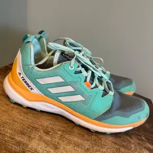 Adidas Terrex löparskor i fräsch turkos färg med orange detaljer, robust sula med Continental-gummi för extra grepp. Perfekta för terränglöpning och har en bekväm passform med snörning. Skorna är anv 1 gång, fel storlek inköpt. Säljes som nya! 