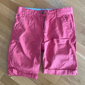 Tommy hilfiger shorts  - Chinos shorts från tommyhilfiger bra skick. Storlek 16 years