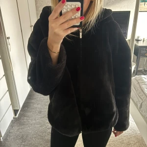 Fluff jacka  - Jättesnygg jacka från zara. Knappt använd. Har fickor och en luva 