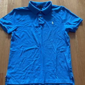 Ralph lauren piké  - Säljer denna piké från ralph lauren. Inte används på ett bra tag och hyfsat bra skick. Storlek 18-20 men motsvarar XS-S