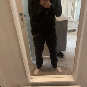 Nike Tech Byxor -  Breda ”Nike tech fleece” mjukis byxor. Skick 7/10, enda defekt/skada är fläcken som syns i bilderna. Nypris 1299:- mitt pris 549:-