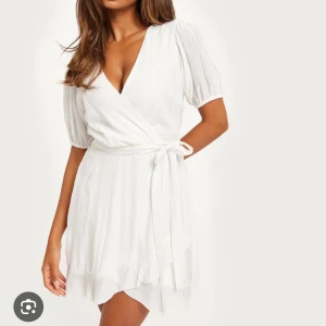 Säljer denna snygga klänning från Nelly - Storlek 44  Nyskick 