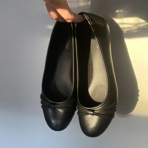 Ballerina skor  - Ett par svarta ballerina skor från Graceland med ett rosettliknande mönster fram på tån 🎀🩰Har endast använts ett par gånger, mycket fint skick. Storlek 40, men funkar för mindre storlekar med sula😊