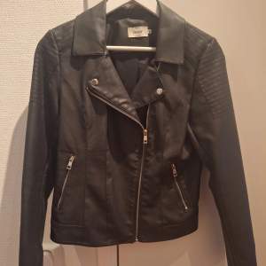 Mycket bra skick, använd några gånger. Storlek 38 Style name: Onlmelanie faux leather biker cc otw