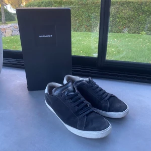 Saint Laurent skor  - Tja säljer nu mina riktigt fela saint Laurent skor utav modellen sl/06! Nypris ligger på runt 6500kr, men jag säljer för endast 2400.  Skicket är 9/10 och box medföljer.  Dem är storlek 44 men sitter som 45 Hör av dig vid minsta fundering👌priset är ej hugget i sten! 