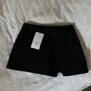Zara kjol - Helt ny kjol från zara storlek XS, säljer pågrund av att jag råka köpa två likadana. Prislappen kvar och säljer för billigare än på zara! 