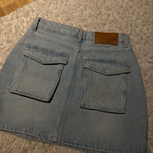 LXA denimkjol - Säljer denna denim kjol från LXA då den är för liten. Skulle säga att den skulle passa en som vanligtvis har XS 😁 skriv vid frågor!!