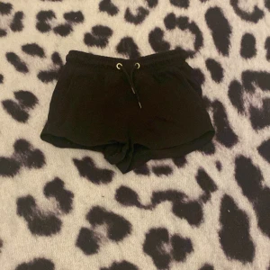 Svarta korta shorts  - Korta svarta shorts, bra skick, inte trasig, två stycken fickor, svart knyt snöre, använd ett par gånger. Pris går att diskutera. 