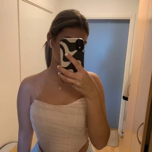 Helt ny topp  - Helt ny oanvänd topp i beige. Passar S lika bra som M. Pris kan diskuteras 🌸🌸