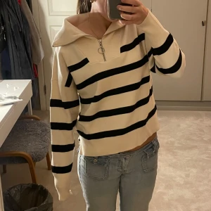 Randig zip up - Använd ett fåtal gånger men använder aldrig längre så säljer därför 💫🙌🏼 