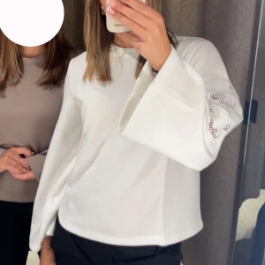 Tröja - Jag säljer denna vita tröjan eftersom den inte kommer till användning. Jag köpte den för ungefär en och en halv månad sen. Nypris var 400 kr. Jag skulle säga att det inte finns några defekter. Kom privat för frågor eller fler bilder!!💞💞