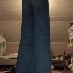 Blå wide leg jeans från H&M - Säljer ett par snygga blå jeans från H&M i storlek M. De har en modern wide leg passform och är high waist, vilket ger en riktigt skön och trendig look. Perfekta för både vardag och fest!