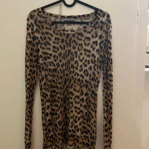Leopard långärmad tröja - Långärmad tröja från HUNKYDORY med leopard print. Tröjan är endast använd en gång och är därför i väldigt bra skick. Storleken är S, men tycker att den är mer M. Materialet är väldigt skönt o svalt. Ganska tunn, men man ser inte igenom tröjan. 