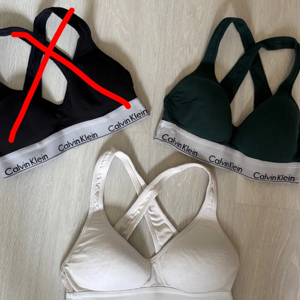 Säljer dessa toppar ifrån Calvin Klein i storlek XS, vit och grön finns kvar. Köp 1 för 50kr eller båda för 100kr💚🤍. Toppar.