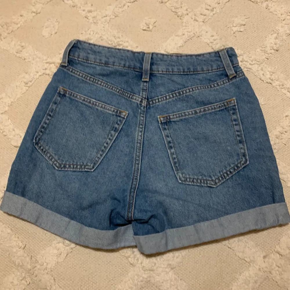 High waist jeans shorts från H&M divided . Shorts.