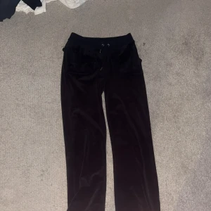 Juicy Couture byxor - Skicket är bra, använt 3-5 gg sen dem köptes, Storleken är S men passar även XS och M då dom är stretcha 
