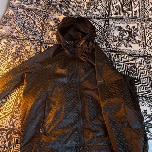 BOSS Windbreaker jacka  - Använd vid 2 tillfällen. Säljes pga för liten på mig! Nypris 5000:-