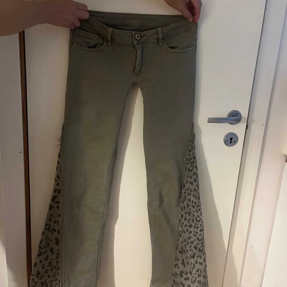 Lågmidjade leopard jeans! Köpte dom begagnat och dom är egensydda. Ljusbruna/grå.. Jeans & Byxor.