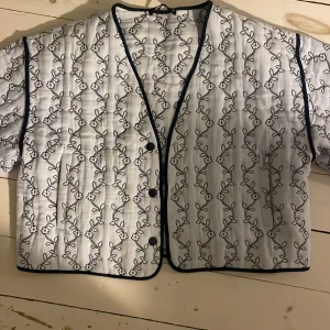 Fin gina jacka - Säljer en jätte fin jacka från Gina trixig då den var för liten, den har bara använts två gånger och har inga skador ❤️