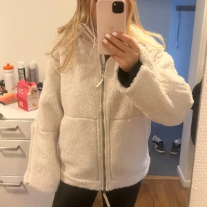 Teddyjacka HM - Säljer denna vita teddy jacka från HM som är helt slutsåld! Prislapp är kvar på! I storlek xs, men ganska oversized!  Skriv för fler bilder