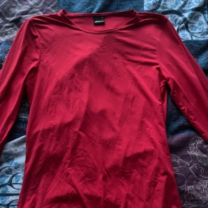 Tröja - Röd tröja med hål för tummen, riktigt mjuk. Inga defekter.