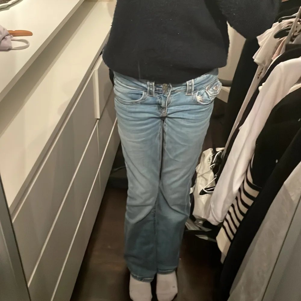 Inköpta från Gina Tricot! Storlek 152💛 Använda fåtal gånger!!💕 . Jeans & Byxor.