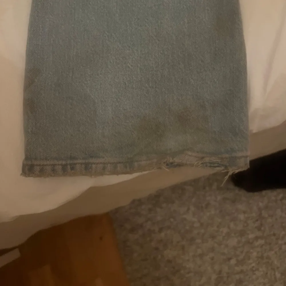 Lågmidjade jeans i storlek 38 från gina tricot🥰 Defekter finns på med i bilderna då dem är slitna längst ner 😄 Säljer där med billigt. Jeans & Byxor.