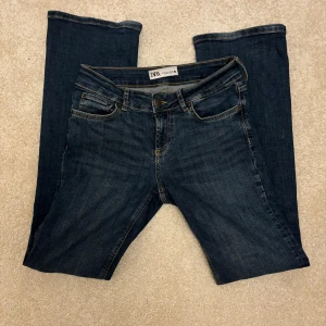 Bootcut jeans💙 - Supersnygga bootcut jeans från zara som inte går att köpa längre. Köpta för 500kr, pris kan diskuteras. Storlek 36 men skulle säga att dom passar någon som har 34 också då dom är ganska stretchiga i zara har lite små storlekar💙