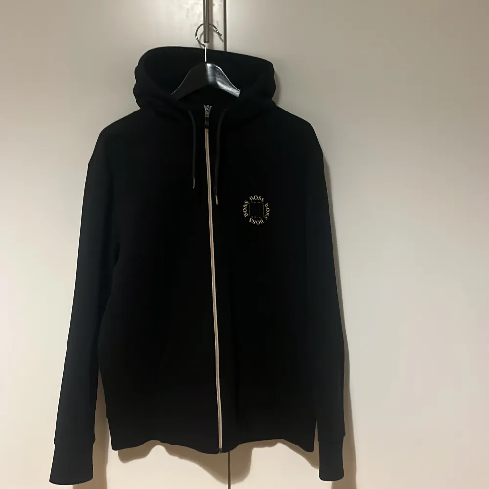 Hej! Säljer en Hugo boss tröja som knappt används då jag också ska rensa ut garderoben, den är i väldigt bra skick  . Hoodies.