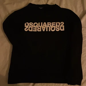 Dsquared 2 tröja - Bra skick 8/10 Har växt ut den  Storlek:xs