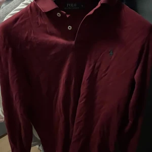 Polo Ralph Lauren Tröja - Sweatshirt med krage Skick 6/10 lite sliten  Snygg nu till höste, väldigt tunt material  Skriv till mig vid ev frågor