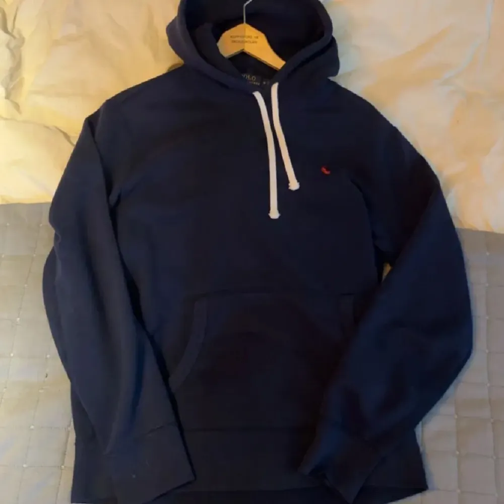 En gammal hoodie som jag inte längre använder, kommer i jätte bra skick st M men känns som S, ingen skada med hoodien jätte varm och skön till vintern. Mer bilder och info kommer i dm, ingen ångerrätt!. Hoodies.