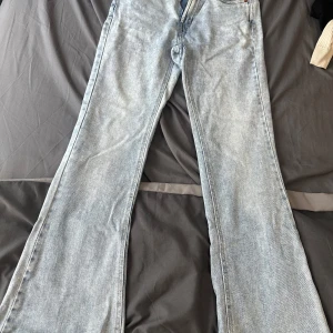 Flared jeans - Flared jeans från FB sister väldigt fin  material ej stretch 
