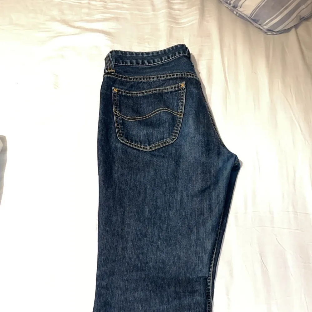 Snygga och unika lee jeans som är lowwaist och Flare. Använda ett fåtal gånger men har inga defekter förutom att de är klippa där nere då dom vart för långa för mig. Står ingen storlek men skulle säga att de är storlek 36/38, pris kan diskuteras💕💕. Jeans & Byxor.