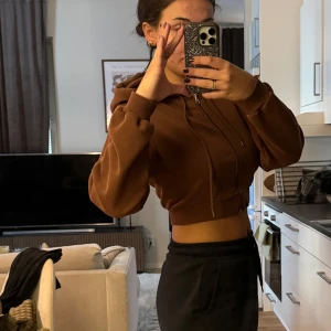 Croppad hoodie - Från nakd, storlek M. 50kr