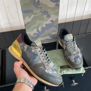 Valentino rockrunners  - Säljer dessa sjukt feta valentino rockrunners i size 42 fits bigger| skick 7/10| kan gå ner i pris vid snabb affär| hör av dig vid minsta fundering!💯