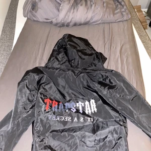 Trapstar jacka - Helt ny aldrig använd svart o röd trapstar jacka