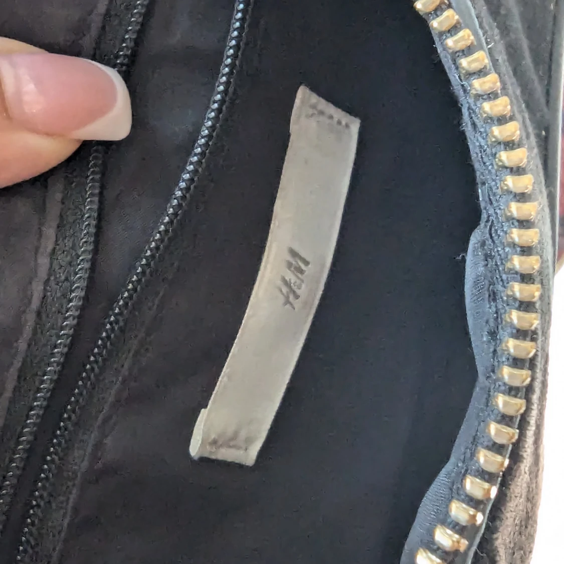 Svart axelväska med guldkedja - 91