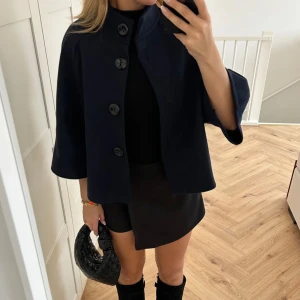 Kappa från Bynicci - ❤️‍🔥INTRESSEKOLL❤️‍🔥 Samma gällande denna jacka. Osäker på att behålla. Helt sprillans ny, aldrig använd!