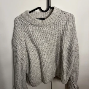 Stickad tröja - Säljer en stickad tröja från Gina Tricot, stl M. Hör av vid frågor!