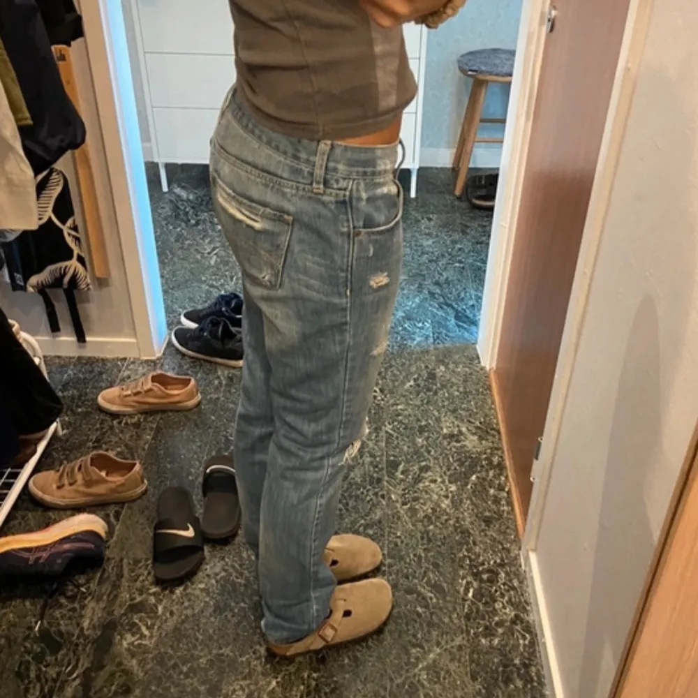 Säljer mina snygga lågmidjade jeans med hål!  Dom är storlek 28/35💗 Jätte fina jeans som inte är bootcut men inte häller skinny! Fråga privat om mått💗 . Jeans & Byxor.