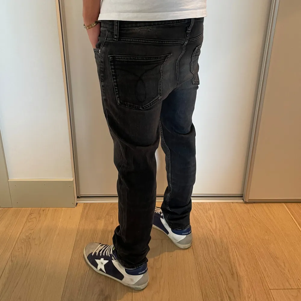 Hej! Vi säljer nu ett par ursnygga Calvin Klein Jeans | Strl: 29/32 (fits 30) Skick: 9/10 Retail: ca 1200kr | För ytterligare frågor är det bara att skriva 🌴. Jeans & Byxor.