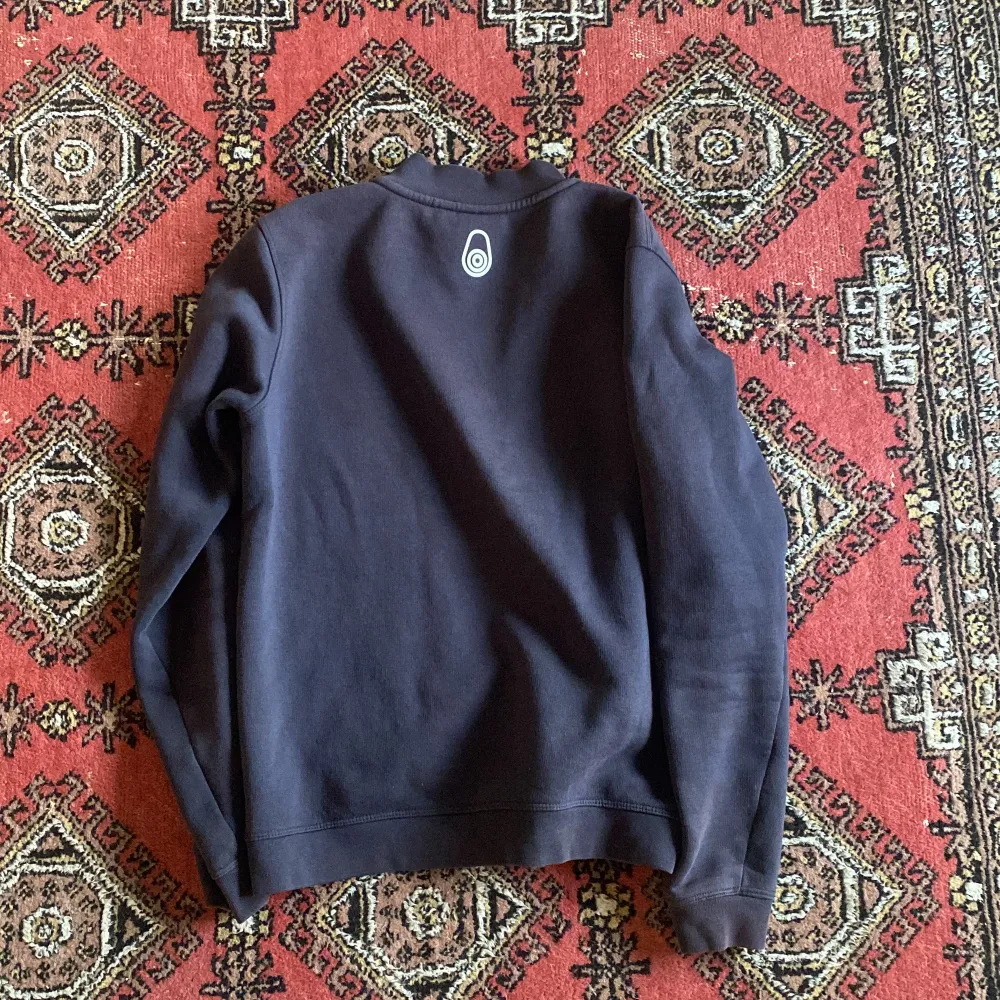 Hej! Säljer nu min sailracing halfzip då den är för liten för mig (storlek 170) Tröjan helt utan fläckar eller defekter och är i prinicip i nyskick. Nypris 900kr Hör av dig om du har några frågor eller funderingar🙌. Tröjor & Koftor.