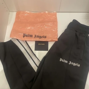 Palm angels byxor -  svarta ”palm angels” byxor skick 8/10 storlek S, inga defekter/skador, Authentic scan och code finns som ni ser på bilderna, ny pris 4999:- mitt pris 1679:- 