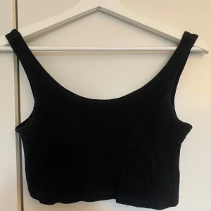 Linne weekday - Svart ribbat linne från weekday i storlek S, använd fåtal gånger, skick som ny💕